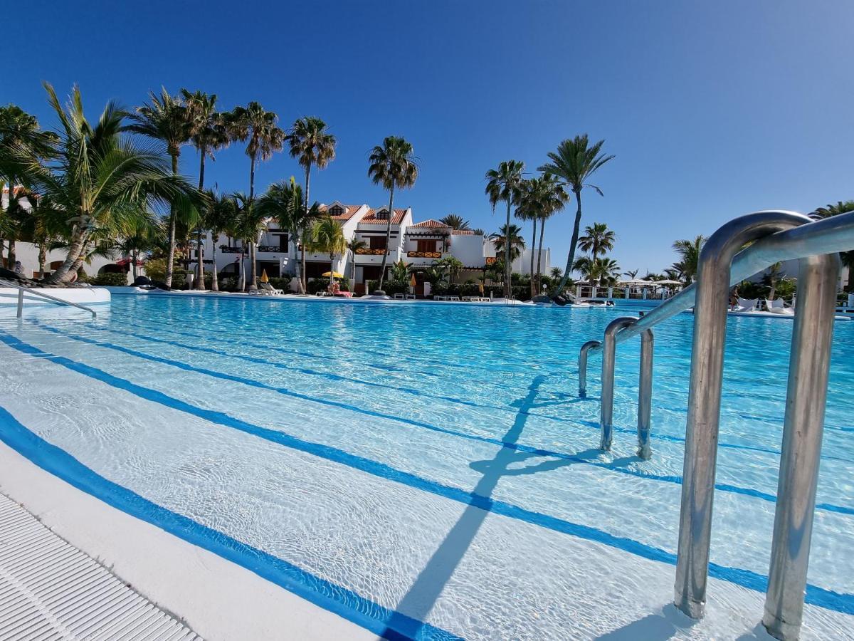 Studio Apartment No 1 Directly On The Beach And Sea, Terrace, Heated Pool, Wifi Playa de las Americas  Luaran gambar