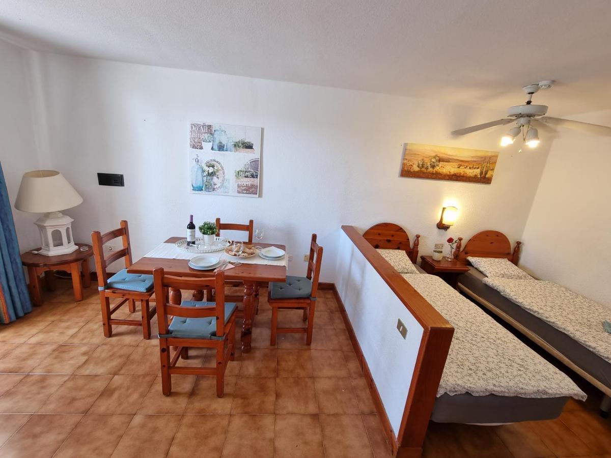 Studio Apartment No 1 Directly On The Beach And Sea, Terrace, Heated Pool, Wifi Playa de las Americas  Luaran gambar
