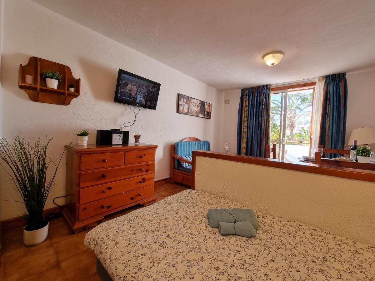 Studio Apartment No 1 Directly On The Beach And Sea, Terrace, Heated Pool, Wifi Playa de las Americas  Luaran gambar