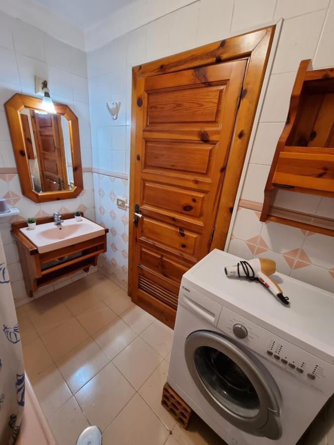 Studio Apartment No 1 Directly On The Beach And Sea, Terrace, Heated Pool, Wifi Playa de las Americas  Luaran gambar