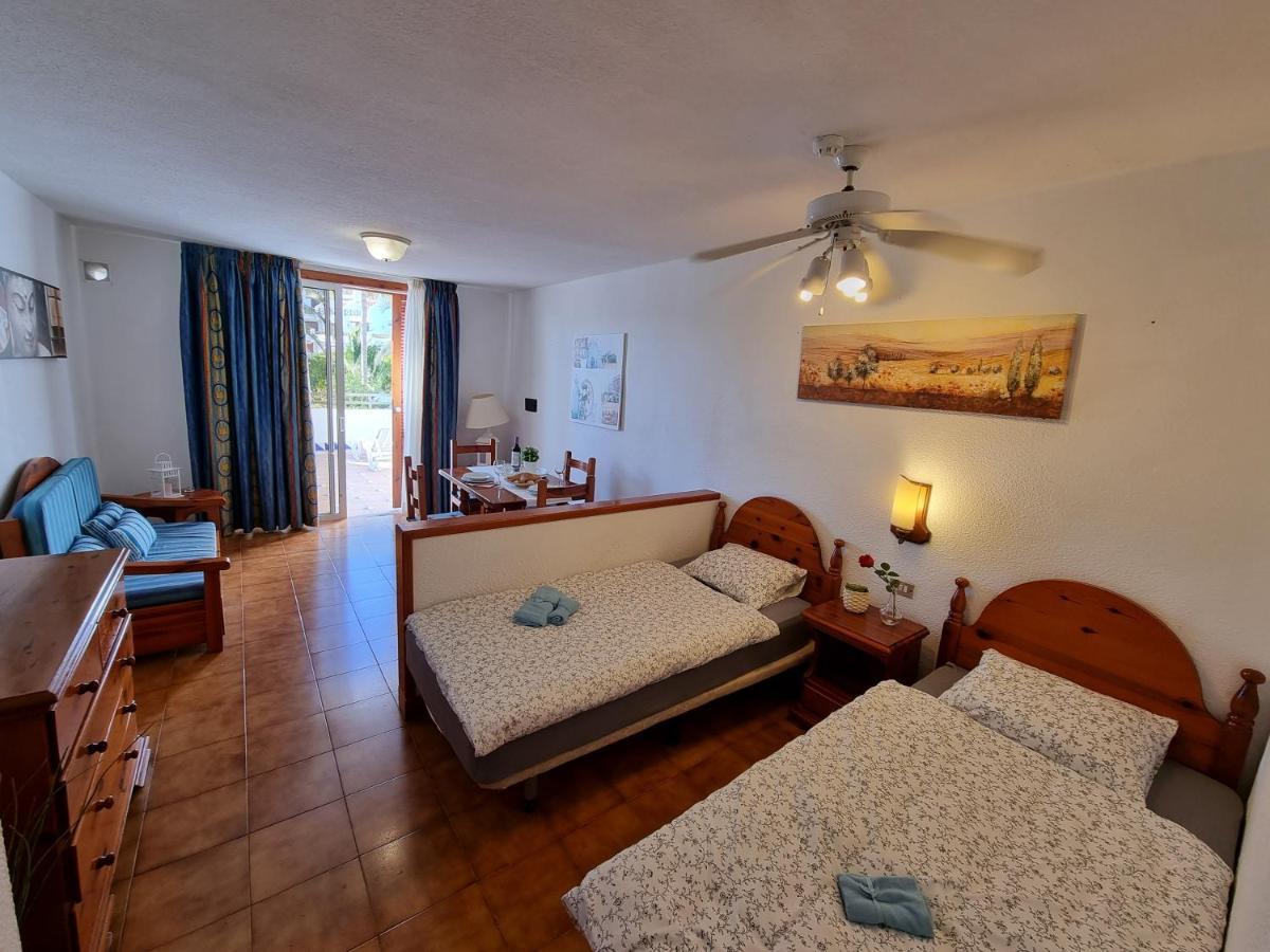 Studio Apartment No 1 Directly On The Beach And Sea, Terrace, Heated Pool, Wifi Playa de las Americas  Luaran gambar