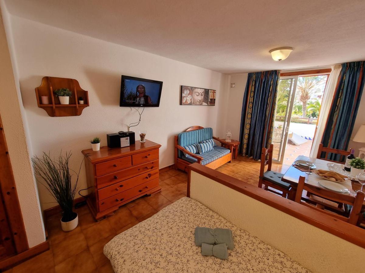 Studio Apartment No 1 Directly On The Beach And Sea, Terrace, Heated Pool, Wifi Playa de las Americas  Luaran gambar