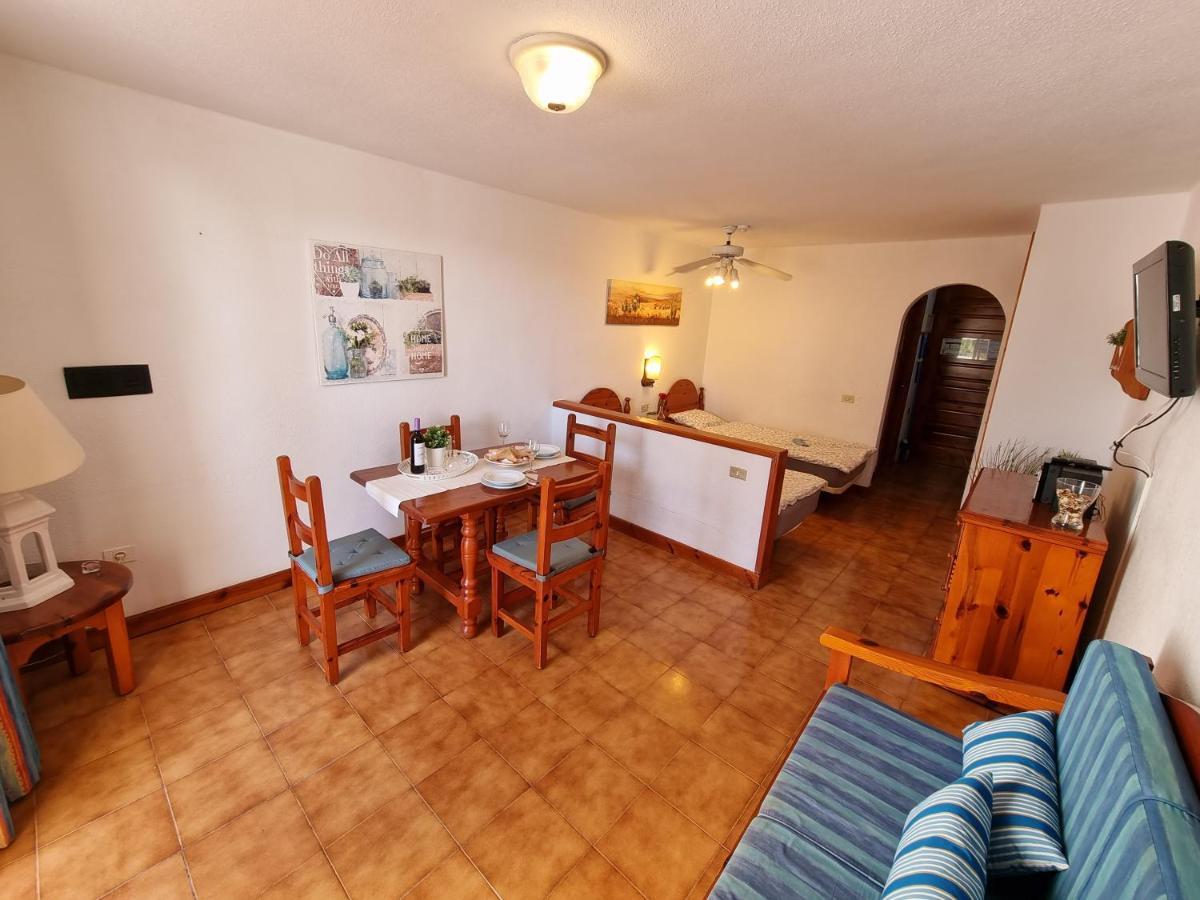 Studio Apartment No 1 Directly On The Beach And Sea, Terrace, Heated Pool, Wifi Playa de las Americas  Luaran gambar
