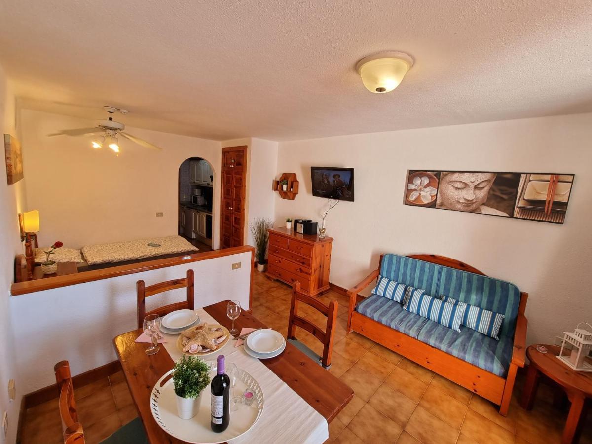 Studio Apartment No 1 Directly On The Beach And Sea, Terrace, Heated Pool, Wifi Playa de las Americas  Luaran gambar