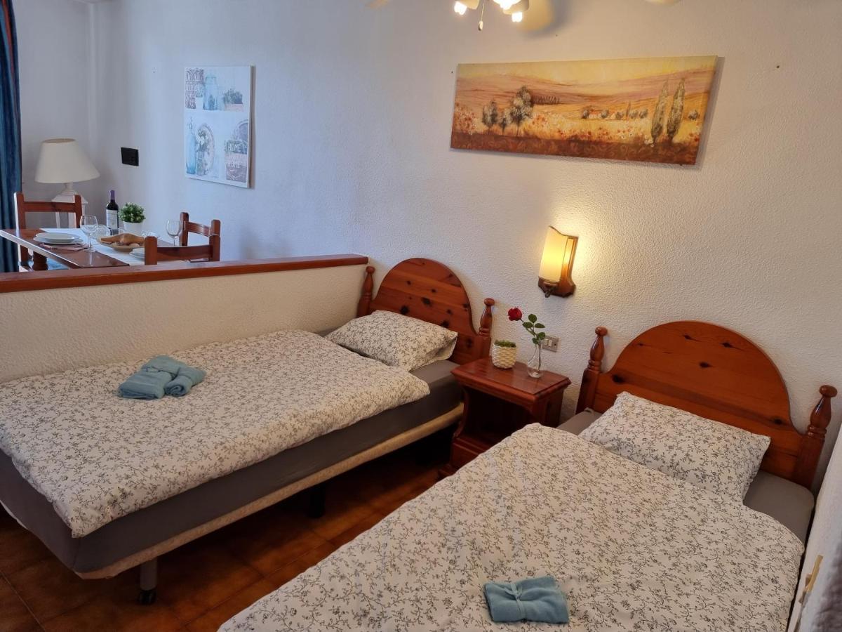 Studio Apartment No 1 Directly On The Beach And Sea, Terrace, Heated Pool, Wifi Playa de las Americas  Luaran gambar