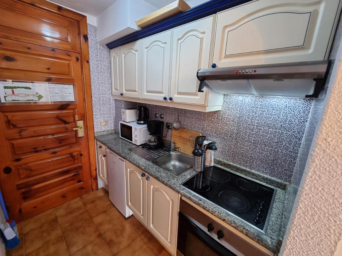 Studio Apartment No 1 Directly On The Beach And Sea, Terrace, Heated Pool, Wifi Playa de las Americas  Luaran gambar