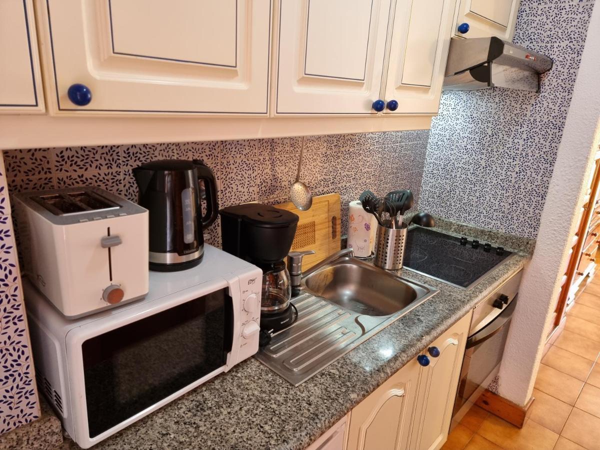 Studio Apartment No 1 Directly On The Beach And Sea, Terrace, Heated Pool, Wifi Playa de las Americas  Luaran gambar